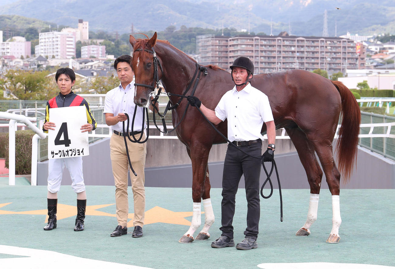 阪神5R新馬戦を制したサークルオブジョイと口取りに並ぶ北村友騎手（左）（撮影・白石智彦）