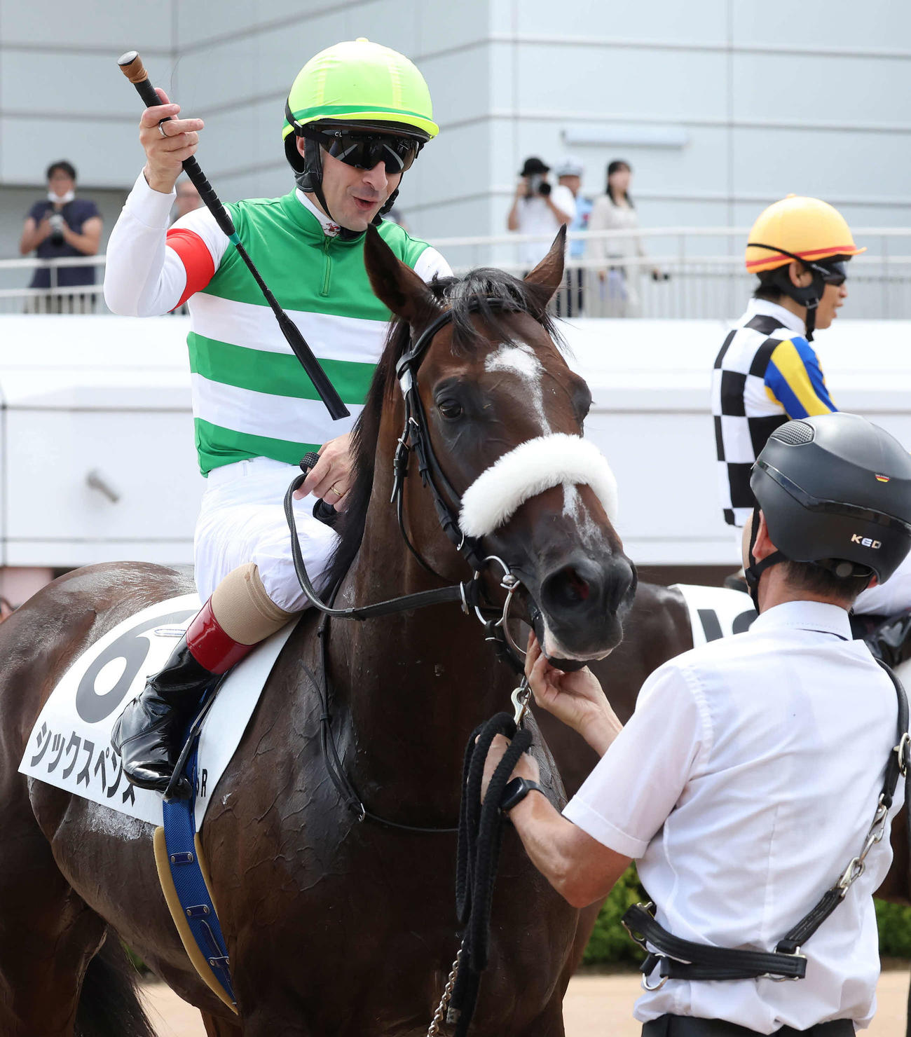 中山5R新馬戦を制したシックスペンスとルメール騎手（撮影・丹羽敏通）
