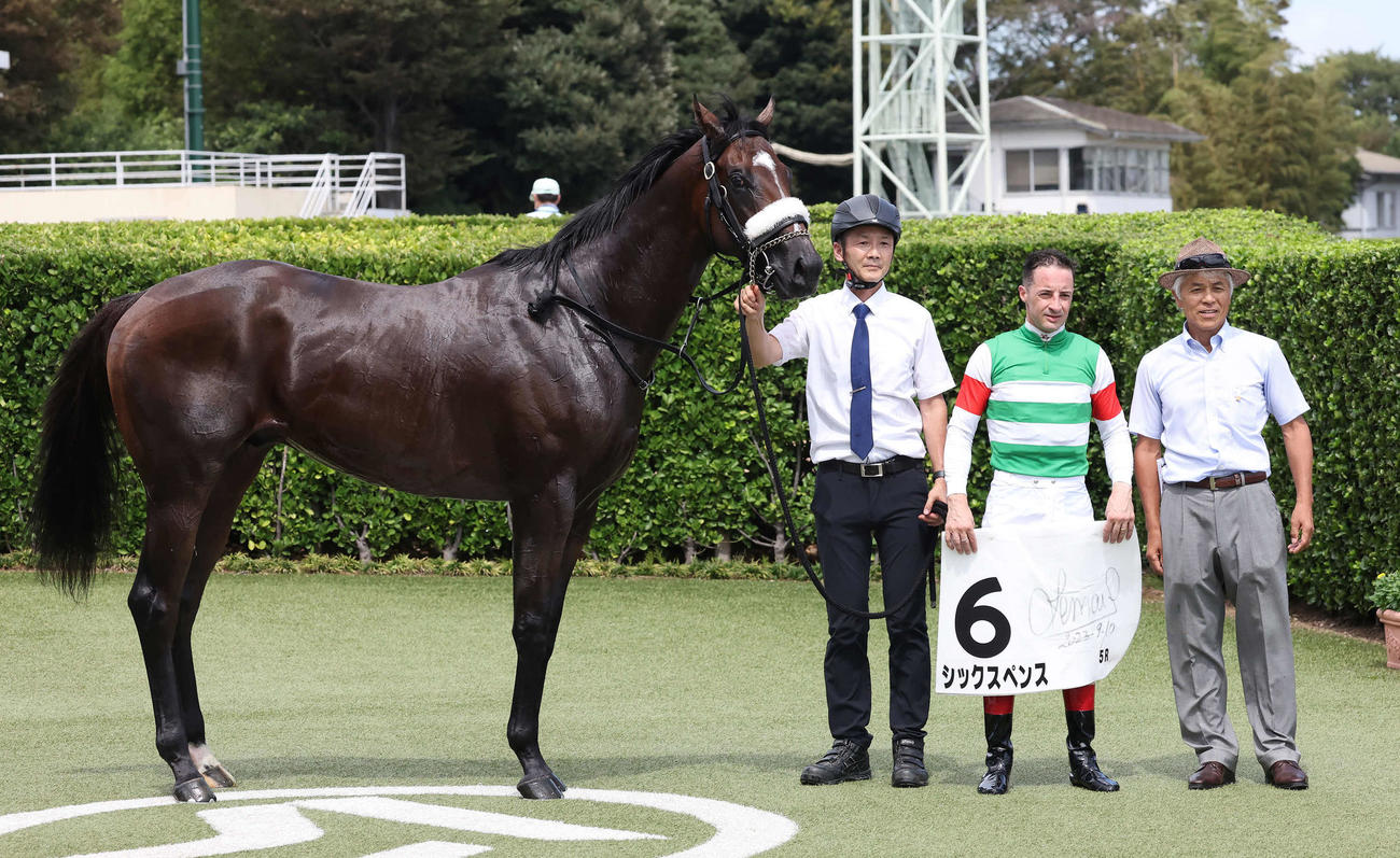 中山5R新馬戦を制したシックスペンスの口取りをするルメール騎手と国枝師（撮影・丹羽敏通）