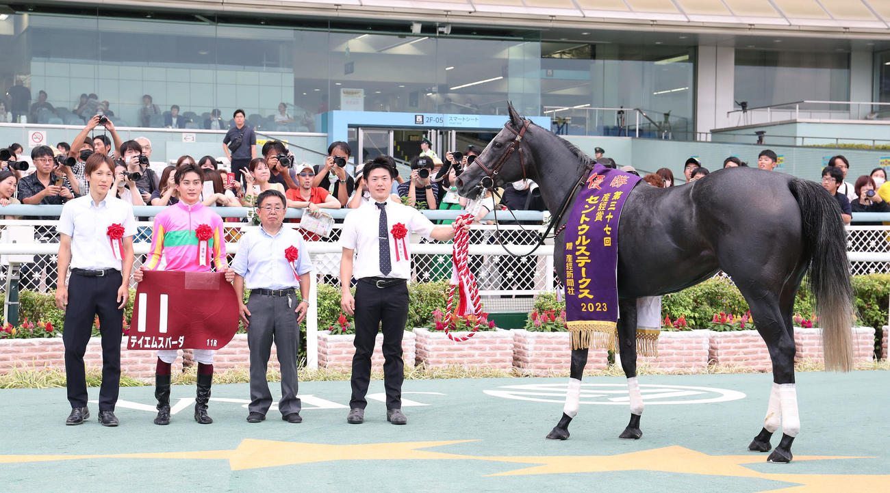 セントウルSをテイエムスパーダで制して口取りに並ぶ富田騎手（左から2人目）（撮影・白石智彦）
