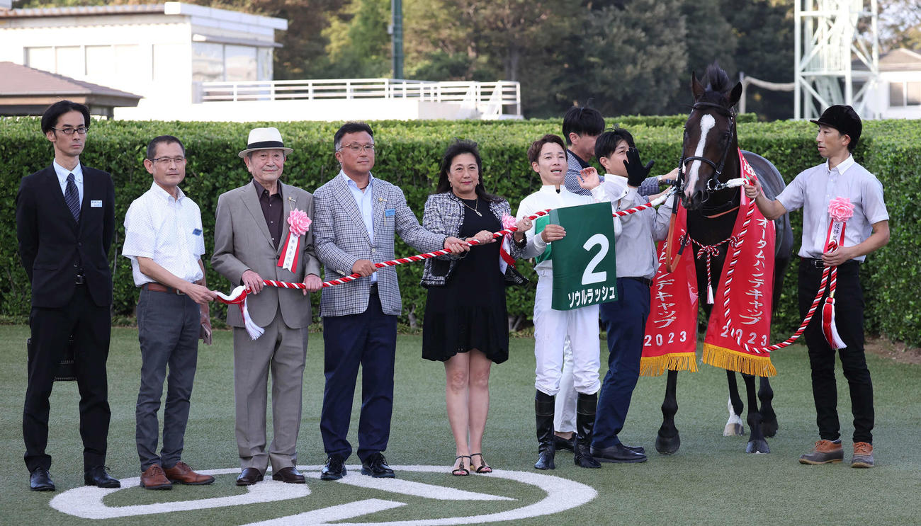 京成杯AHを制したソウルラッシュの口取りをする松山騎手と関係者（撮影・丹羽敏通）