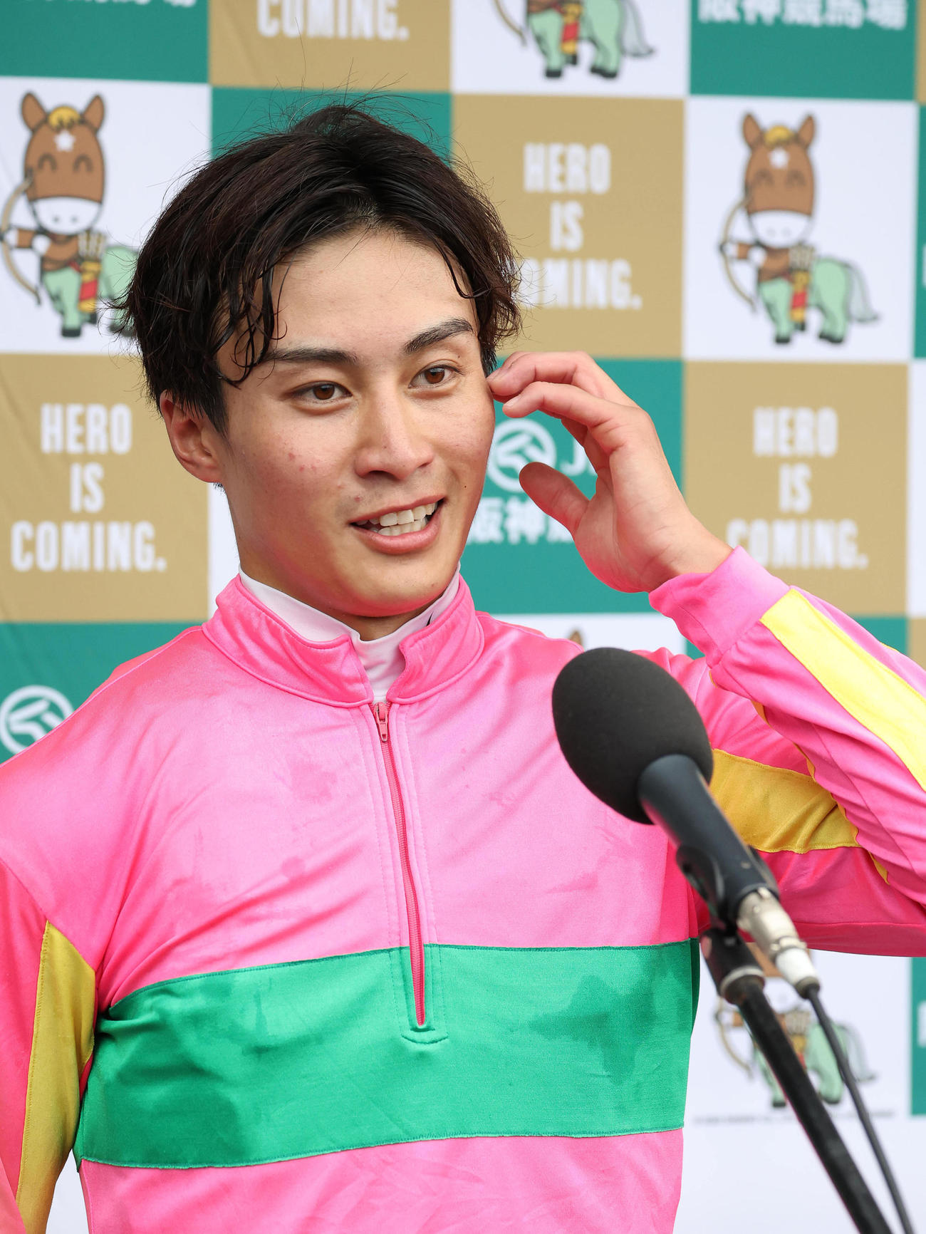 セントウルSを制し、笑顔で共同インタビューに答える富田騎手（撮影・白石智彦）