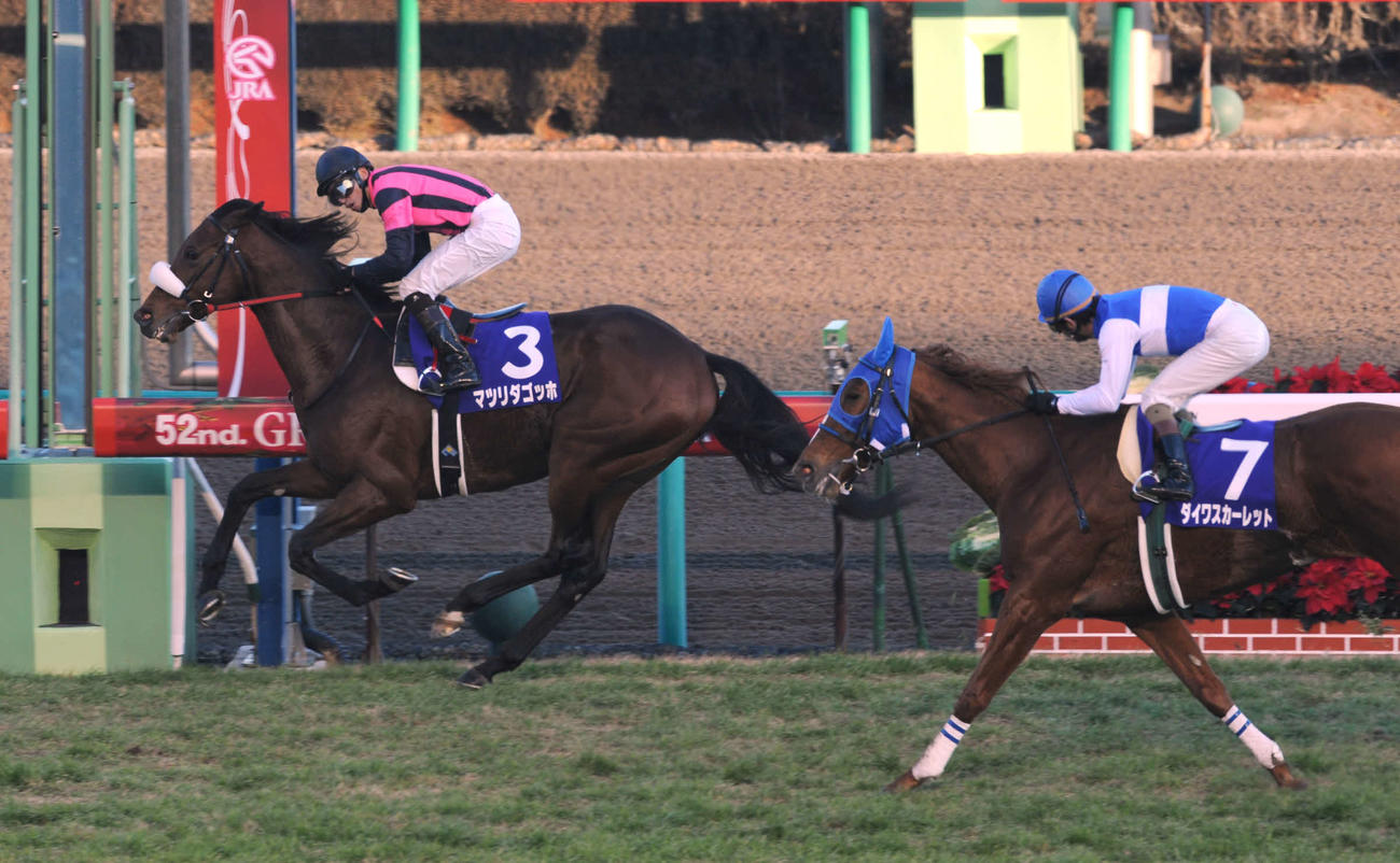 直線抜け出したマツリダゴッホ（左）が有馬記念を制した（07年12月23日撮影）