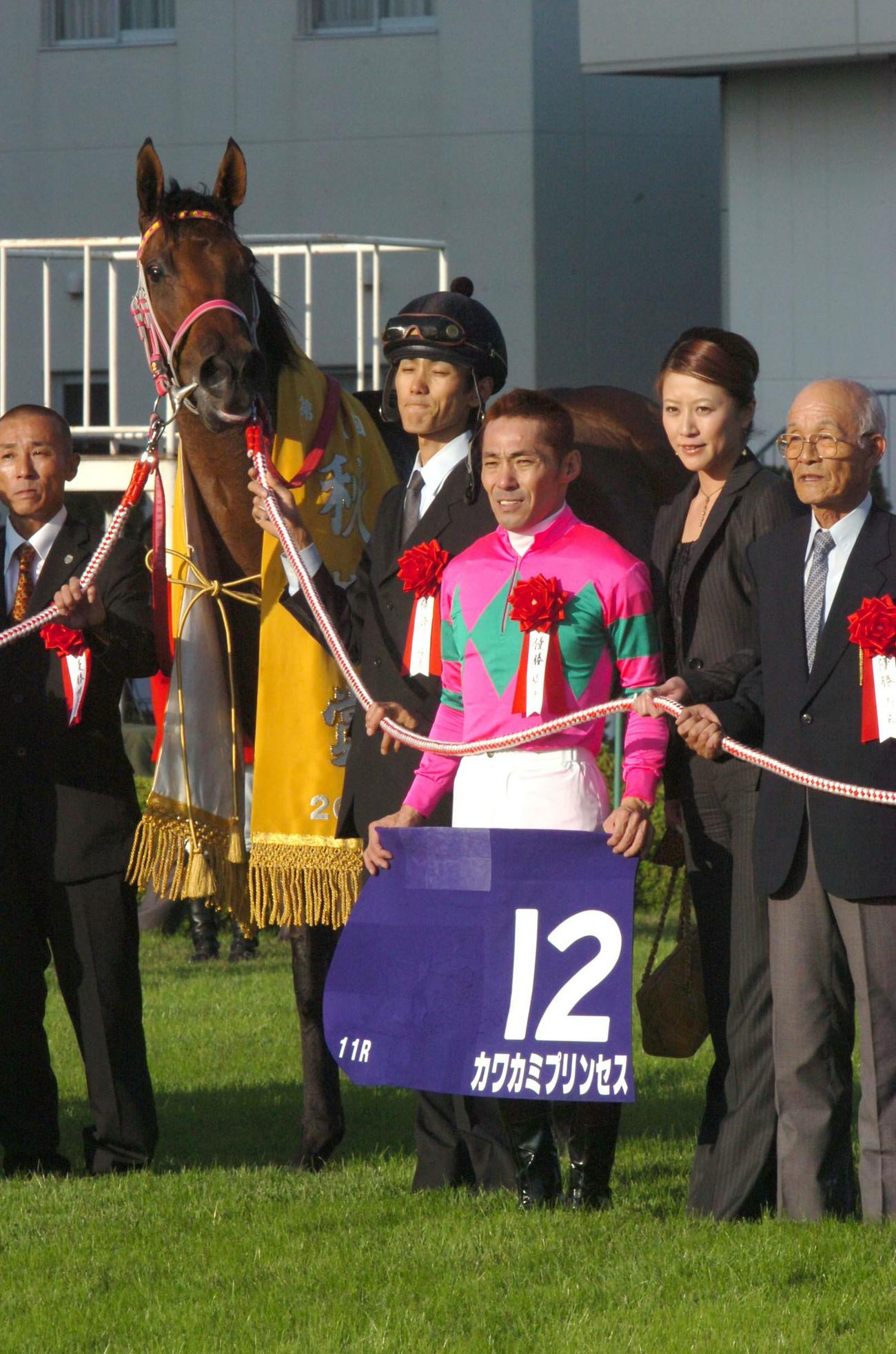 カワカミプリンセスで秋華賞を決めた本田優騎手は笑顔を見せた（06年10月撮影）