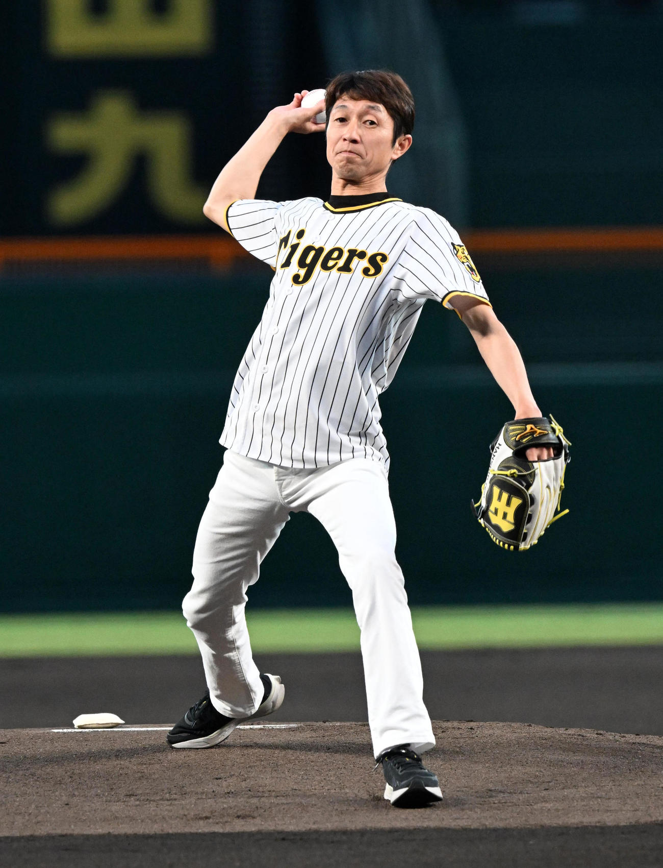 阪神対巨人　始球式を務めた武豊騎手（2023年9月12日撮影）