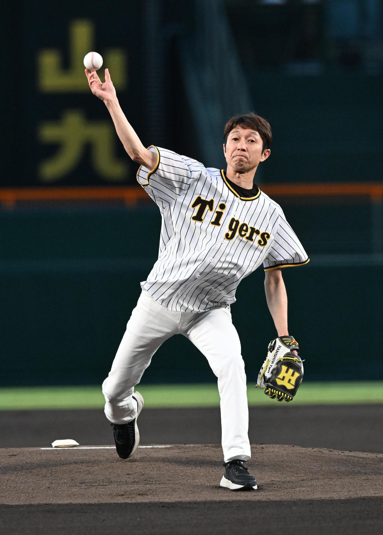 阪神巨人　始球式を務めた武豊騎手（2023年9月12日撮影）