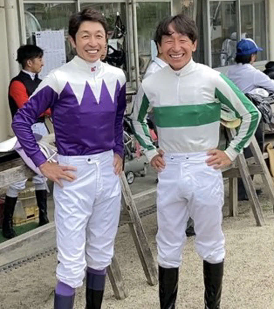 スペシャルウィークの勝負服を着る武豊騎手（左）と、メジロライアンの勝負服を着る横山典弘騎手