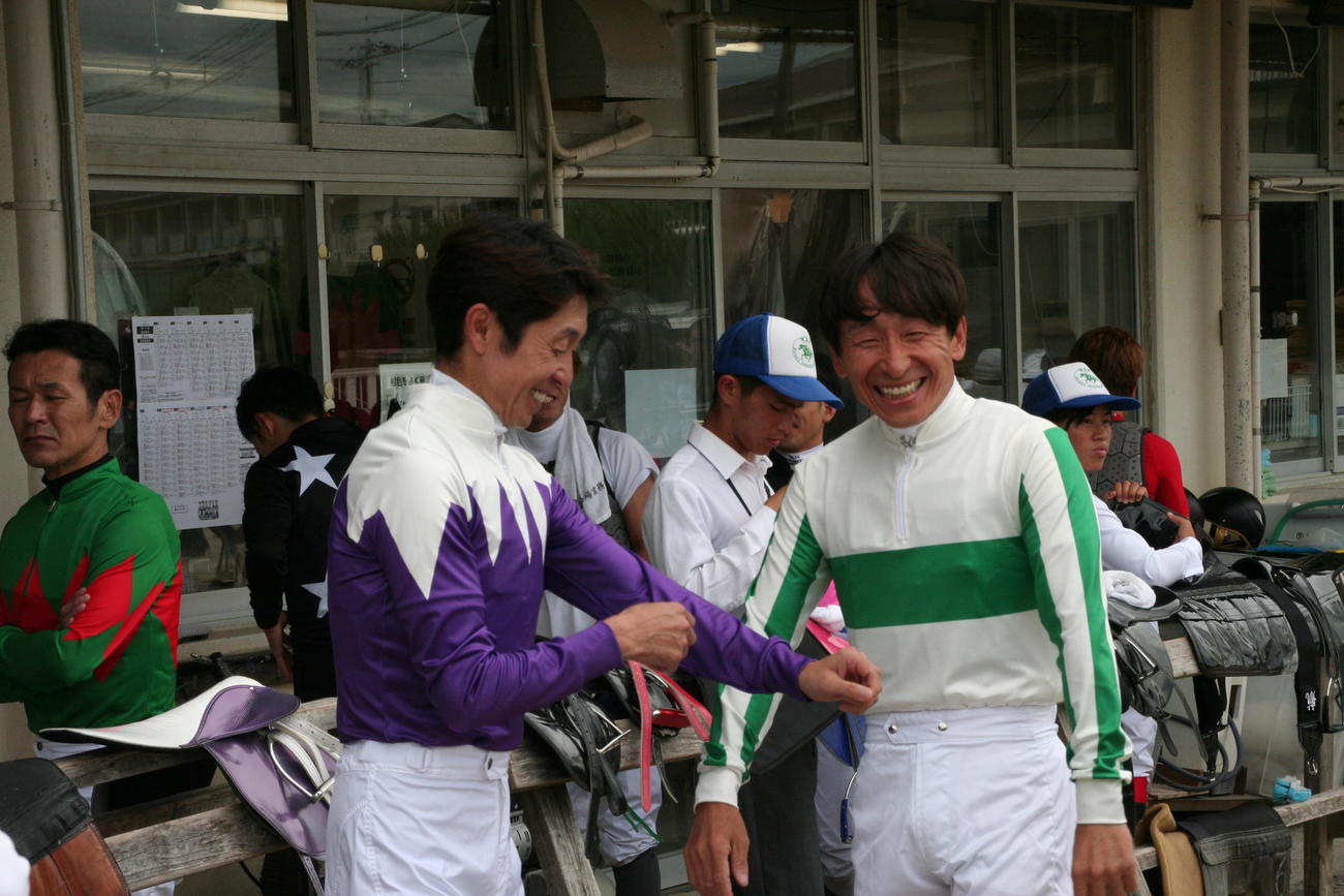 スペシャルウィークの勝負服を着た武豊騎手（左）と、メジロライアンの勝負服を着た横山典騎手