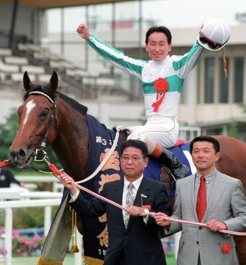 フレーム入り昭和の競馬の貴重な写真 武豊騎手「昔のアイドルが何十年ぶりかに歌うみたい