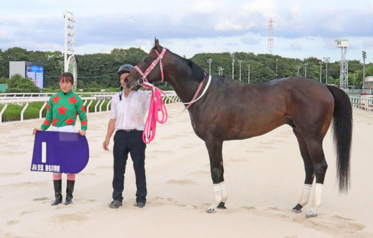 園田10R、JRA交流猪名川特別を勝利した永島まなみ騎手（左）