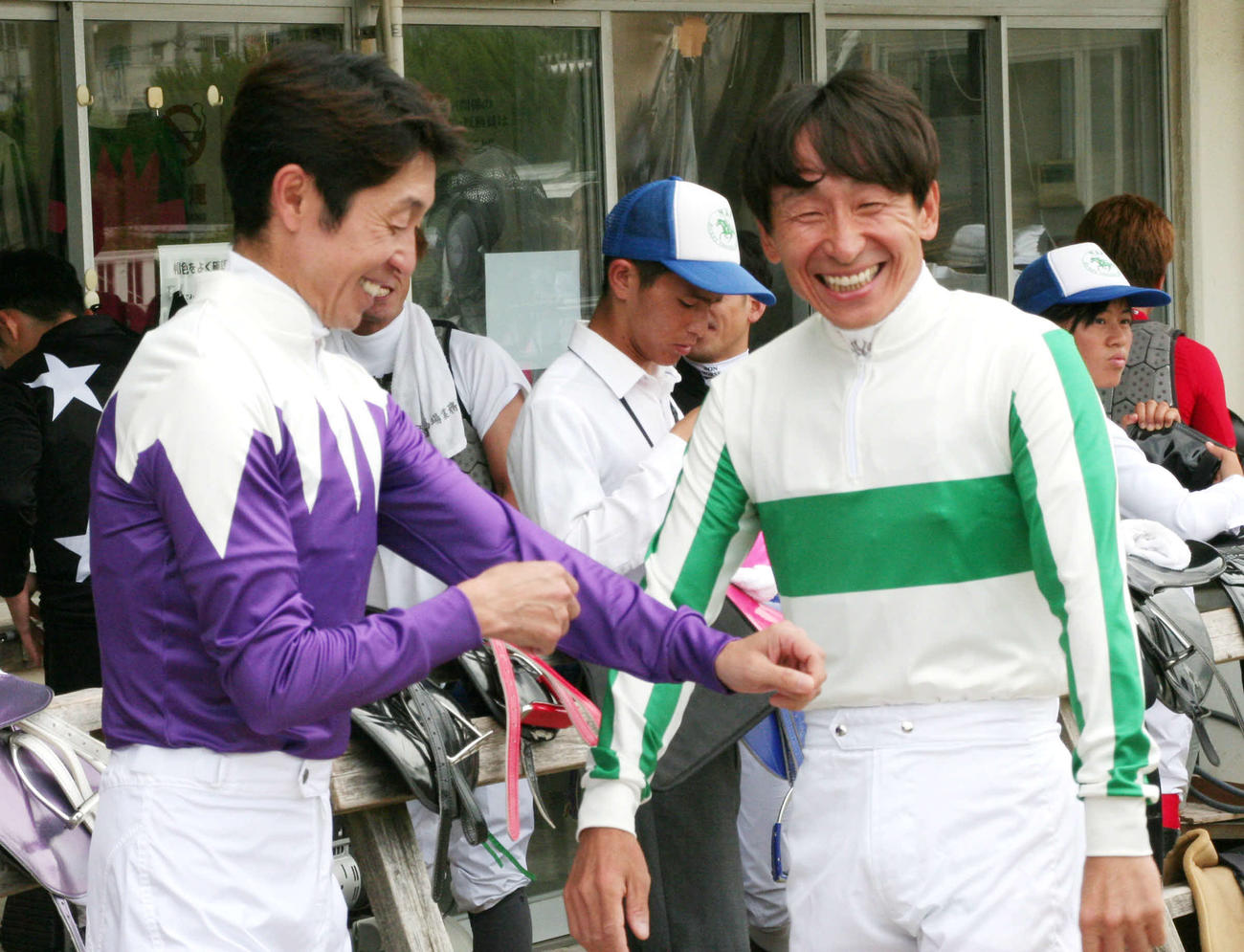 スペシャルウィークの勝負服を着た武豊騎手（左）とメジロライアンの勝負服を着た横山典騎手（撮影・太田尚樹）