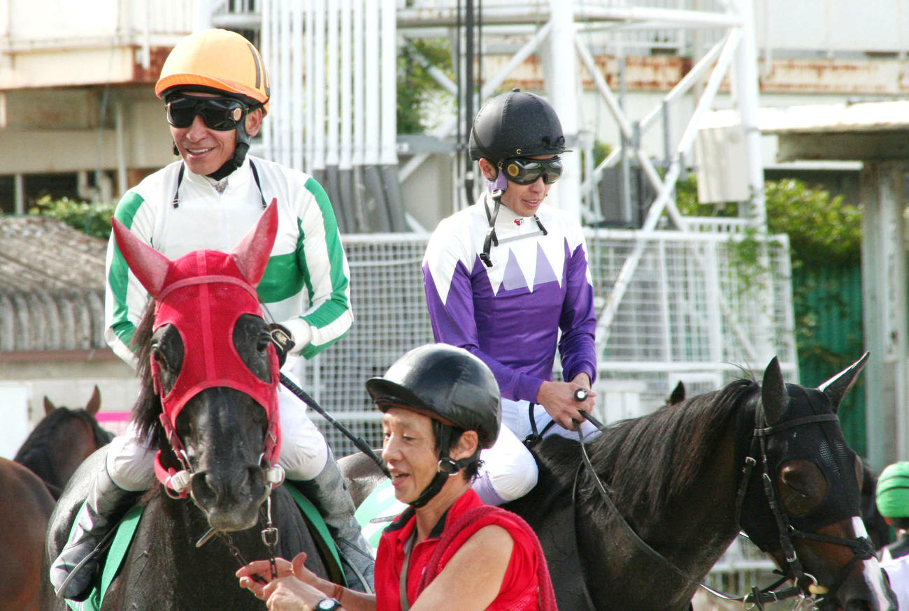 スペシャルウィークの勝負服を着た武豊騎手（左）とメジロライアンの勝負服を着た横山典騎手（撮影・太田尚樹）