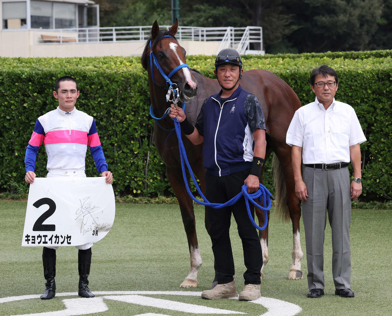 中山3R、2歳未勝利戦を制したキョウエイカンセの口取りをする永野騎手（撮影・丹羽敏通）