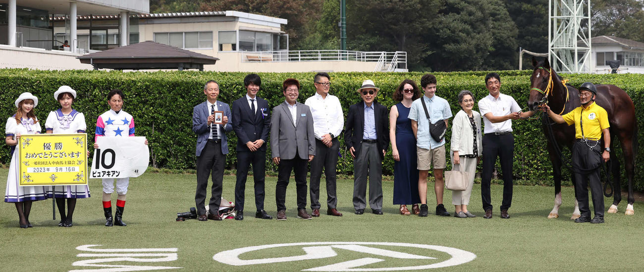 中山4R、2歳新馬戦を制したピュアキアンの口取りをする吉田豊騎手と関係者（撮影・丹羽敏通）