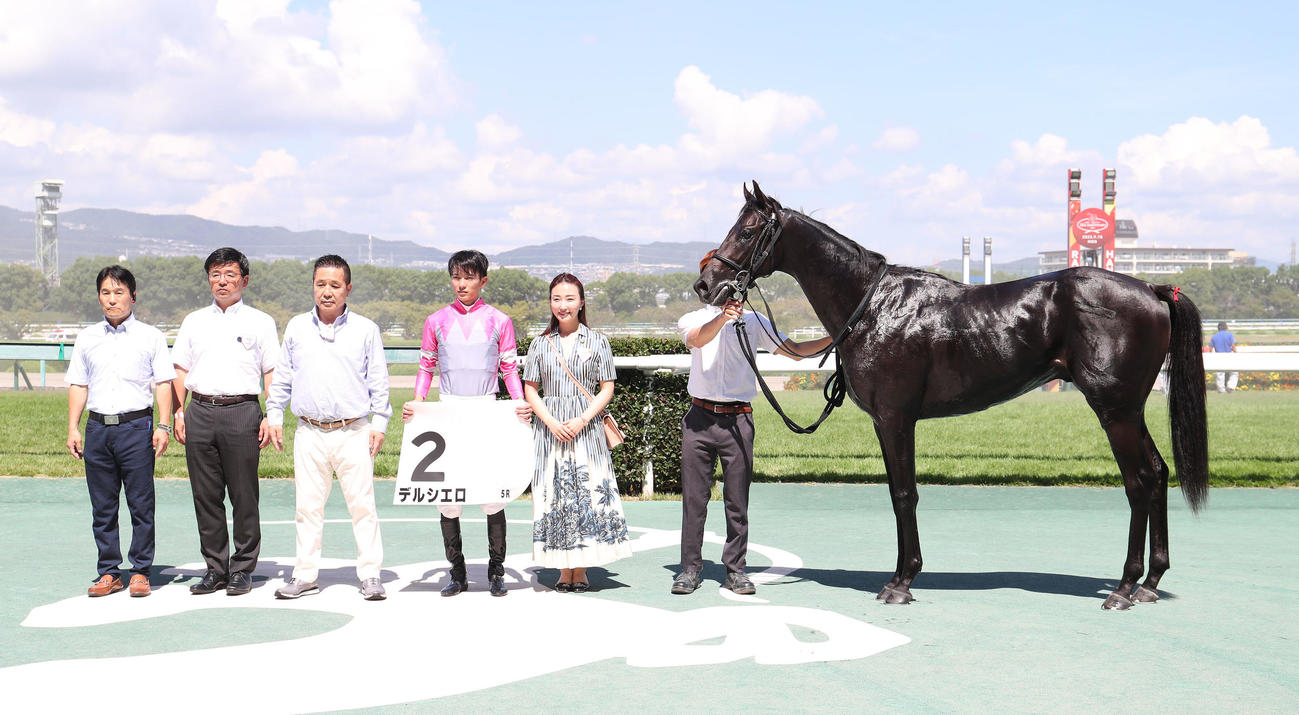 阪神5R、新馬戦を勝利したデルシエロと口取りに並ぶ坂井騎手（右から2人目）（撮影・白石智彦）