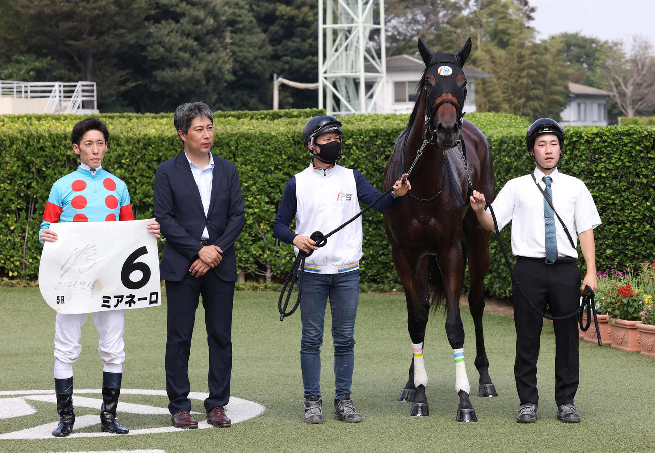 中山5R新馬戦を制したミアネーロの口取りをする津村騎手と林師（撮影・丹羽敏通）