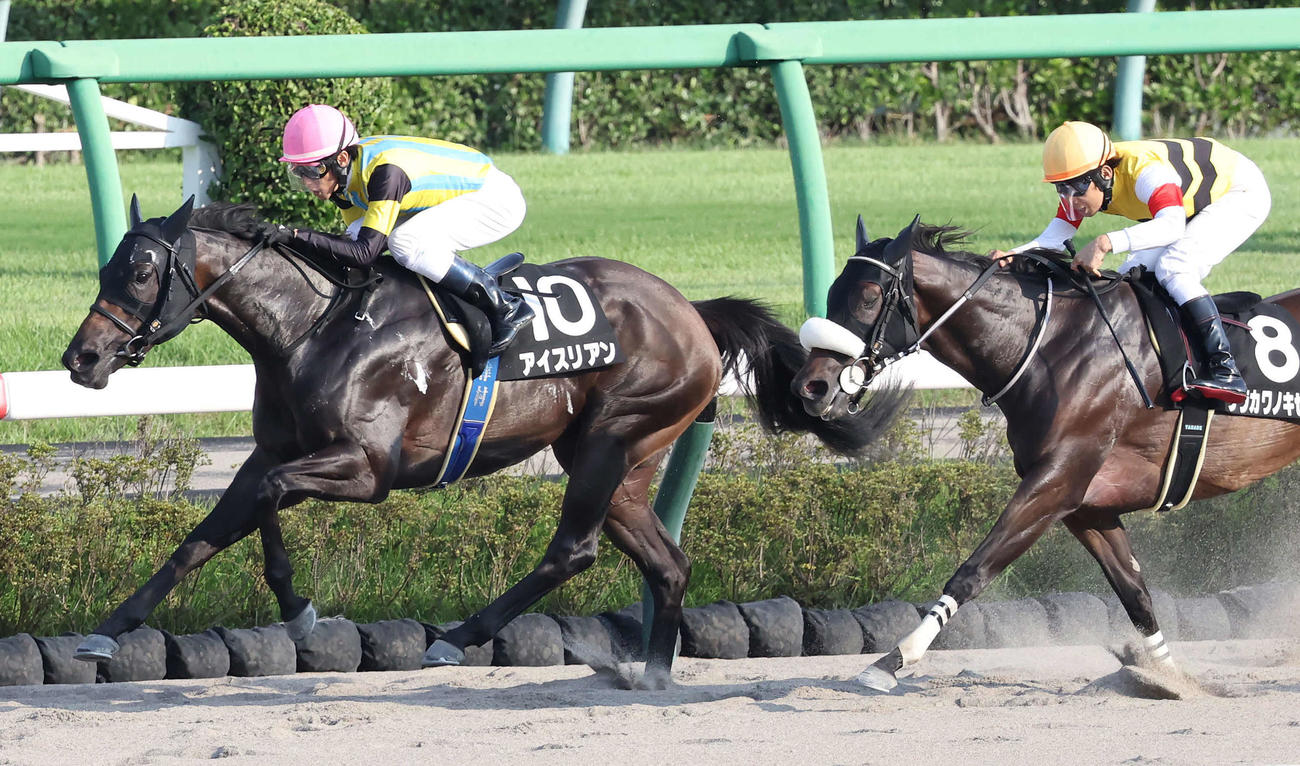 初風Sを制したアイスリアンと津村騎手（左）。右は2着ウラカワノキセキ（撮影・丹羽敏通）
