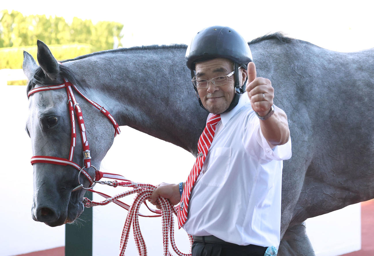 阪神12R、最後のレースを2着で終えサムズアップで引き揚げる池田厩務員（撮影・白石智彦）