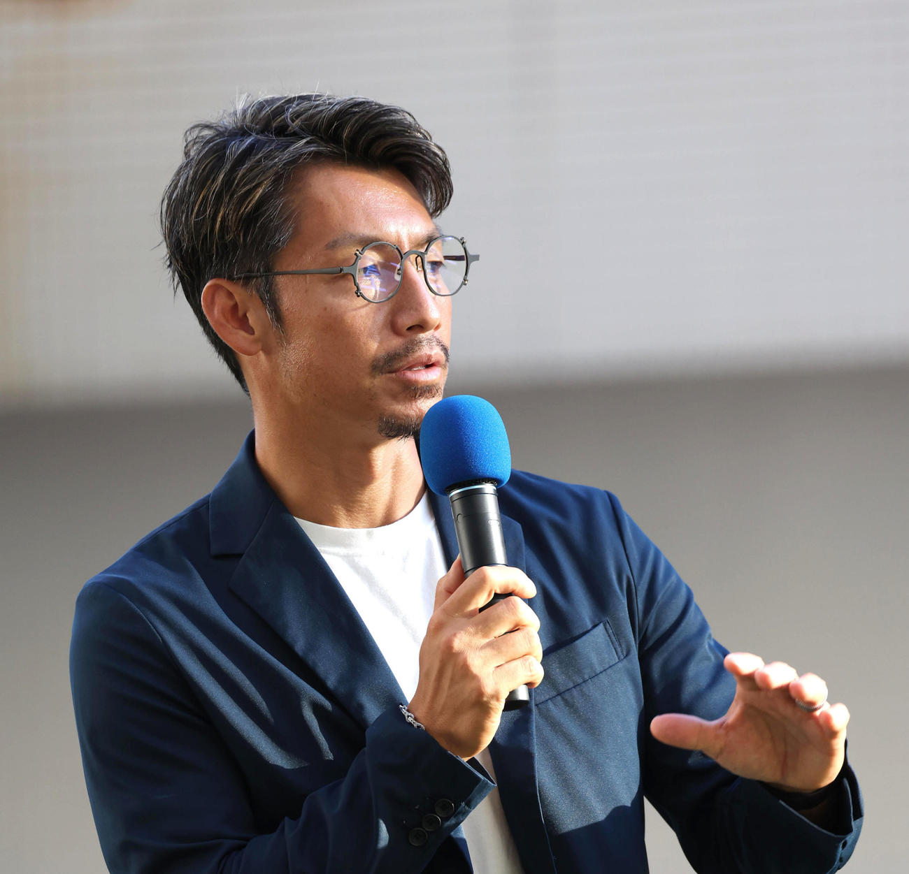 最終レース後のトークショーで阪神の優勝について語る鳥谷氏（撮影・白石智彦）