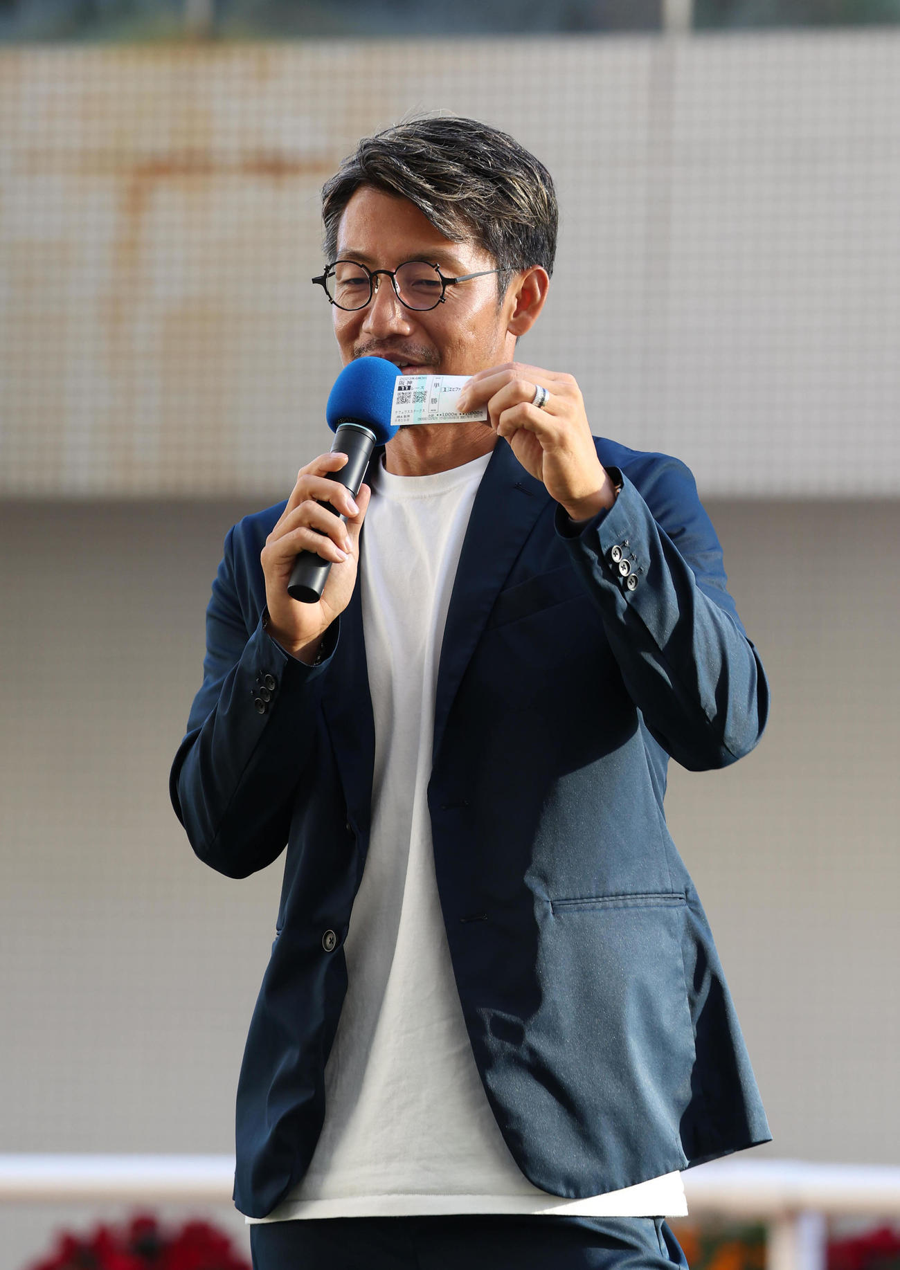 最終レース後のトークショーで的中馬券を見せる鳥谷氏（撮影・白石智彦）