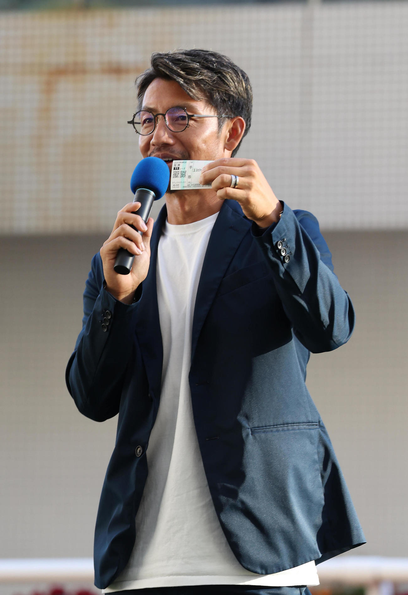 最終レース後のトークショーで的中馬券を見せる鳥谷氏（撮影・白石智彦）
