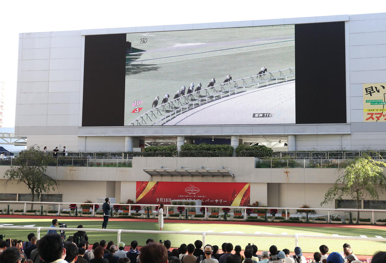 最終レース後のトークショーでメインレースを振り返る鳥谷氏（撮影・白石智彦）