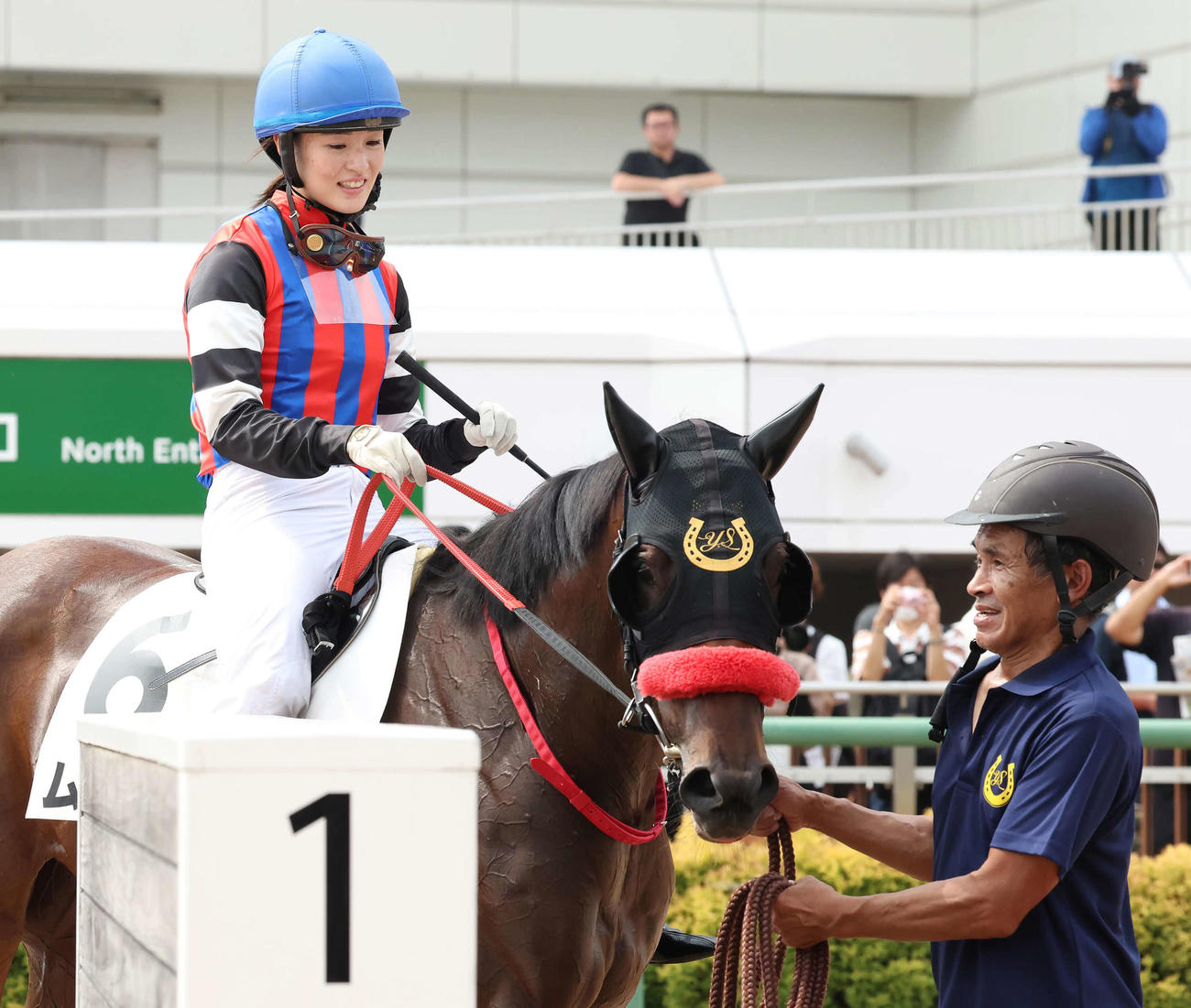 中山1R、2歳未勝利戦を逃げ切ったムームと藤田騎手（撮影・丹羽敏通）