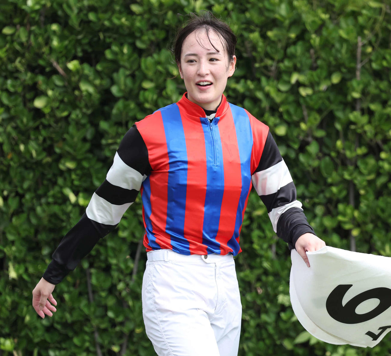 中山1R、2歳未勝利戦をムームで制した藤田騎手（撮影・丹羽敏通）