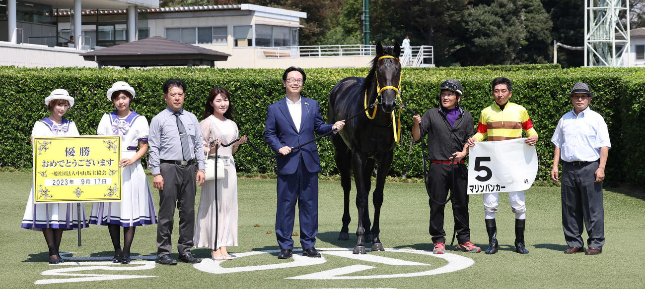 中山4R新馬戦を制したマリンバンカーの口取りをする岩部騎手（撮影・丹羽敏通）