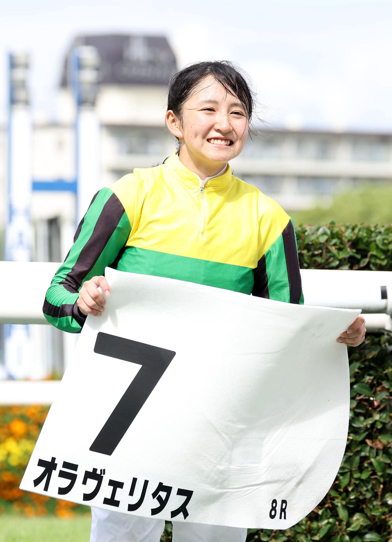 オラヴェリタスで阪神8Rを制し、口取りで笑顔を見せる古川奈騎手（撮影・白石智彦）