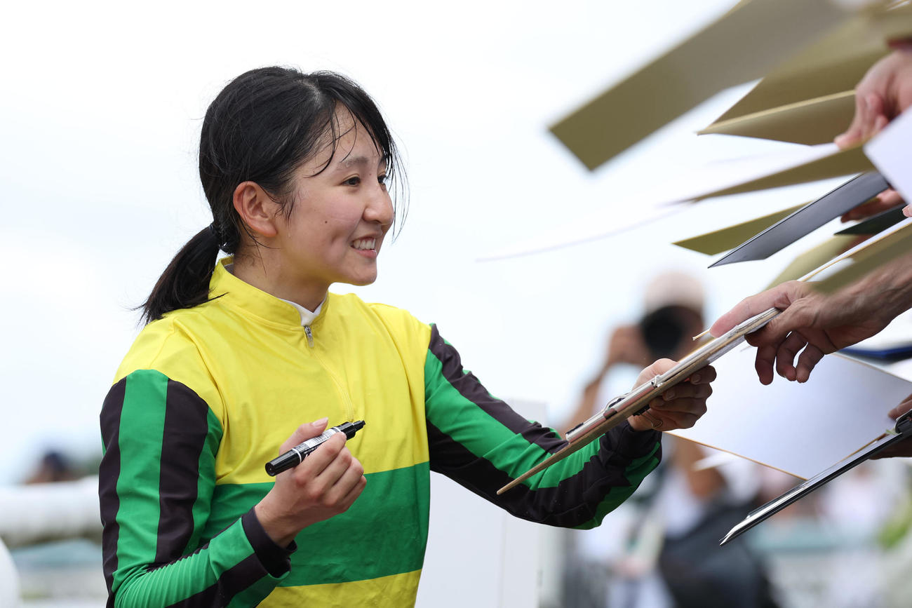 オラヴェリタスで阪神8Rを制し、ファンにサインする古川奈騎手（撮影・白石智彦）