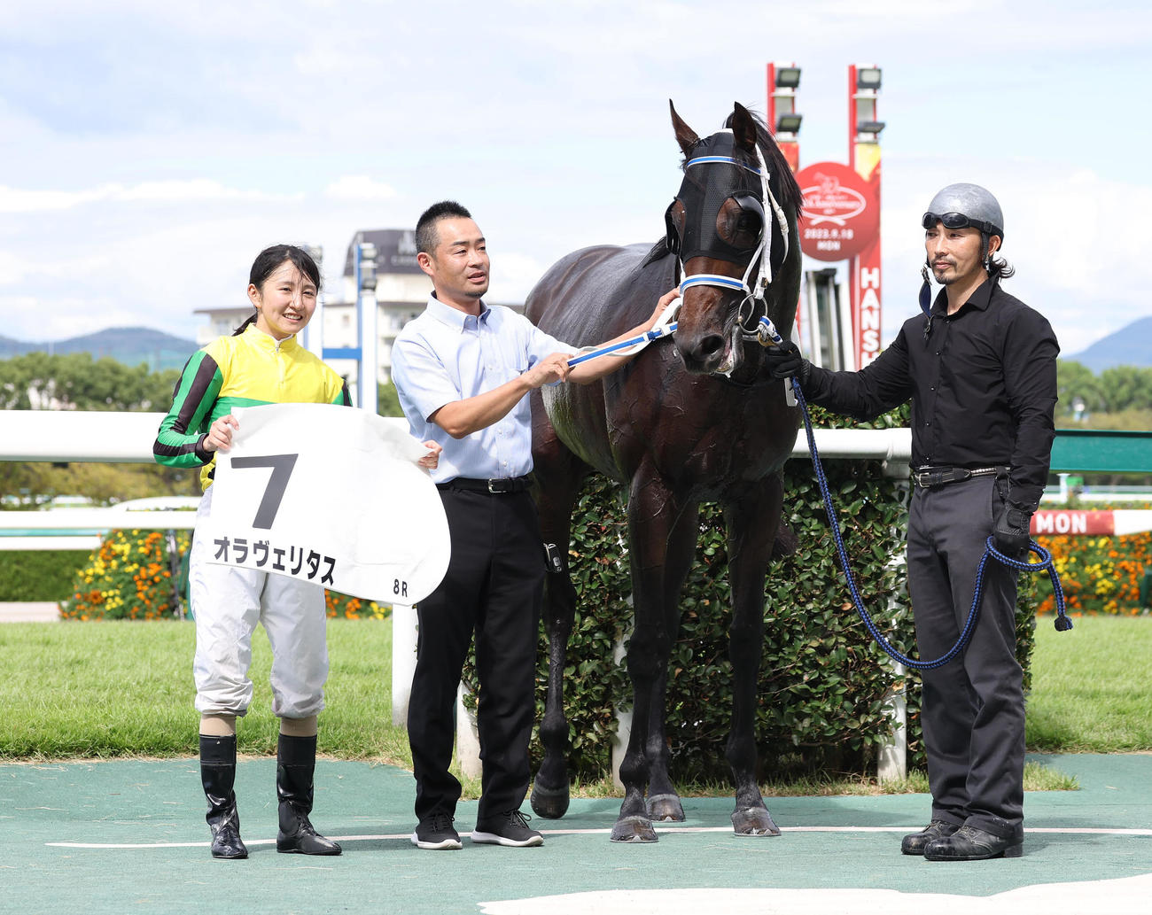 オラヴェリタスで阪神8Rを制し、口取りで笑顔を見せる古川奈騎手（左）（撮影・白石智彦）