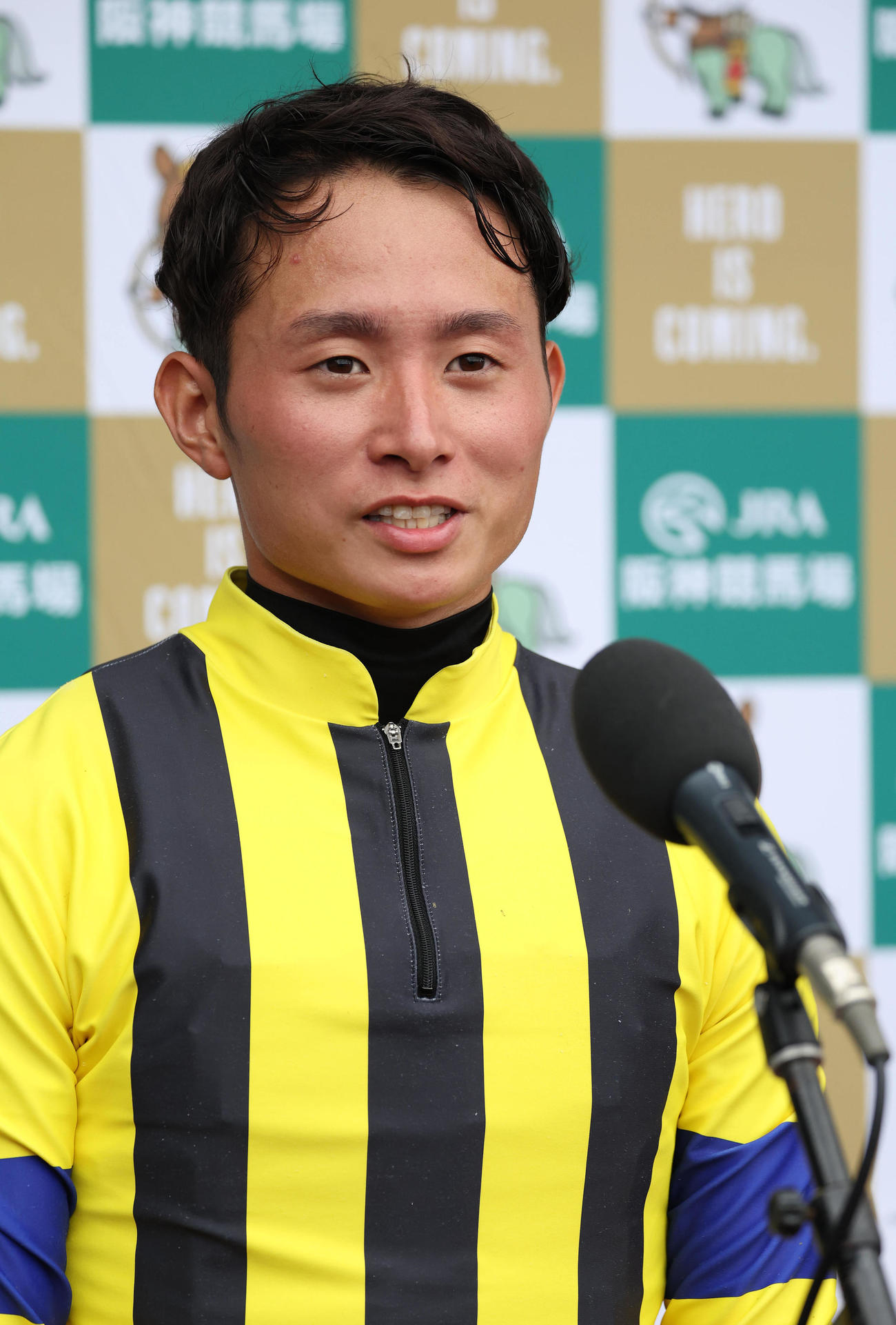 笑顔で共同インタビューに答える岩田望騎手（撮影・白石智彦）