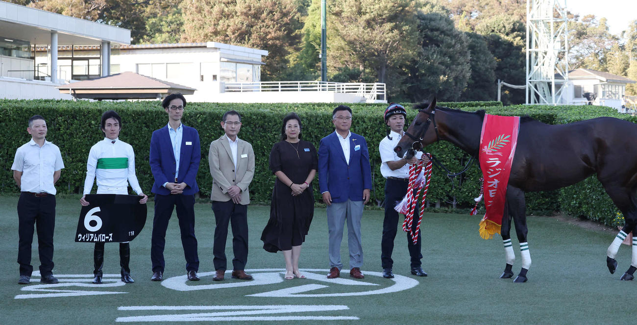 中山11R、ラジオ日本賞を制したウィリアムバローズの口取りをする丹内騎手（撮影・丹羽敏通）