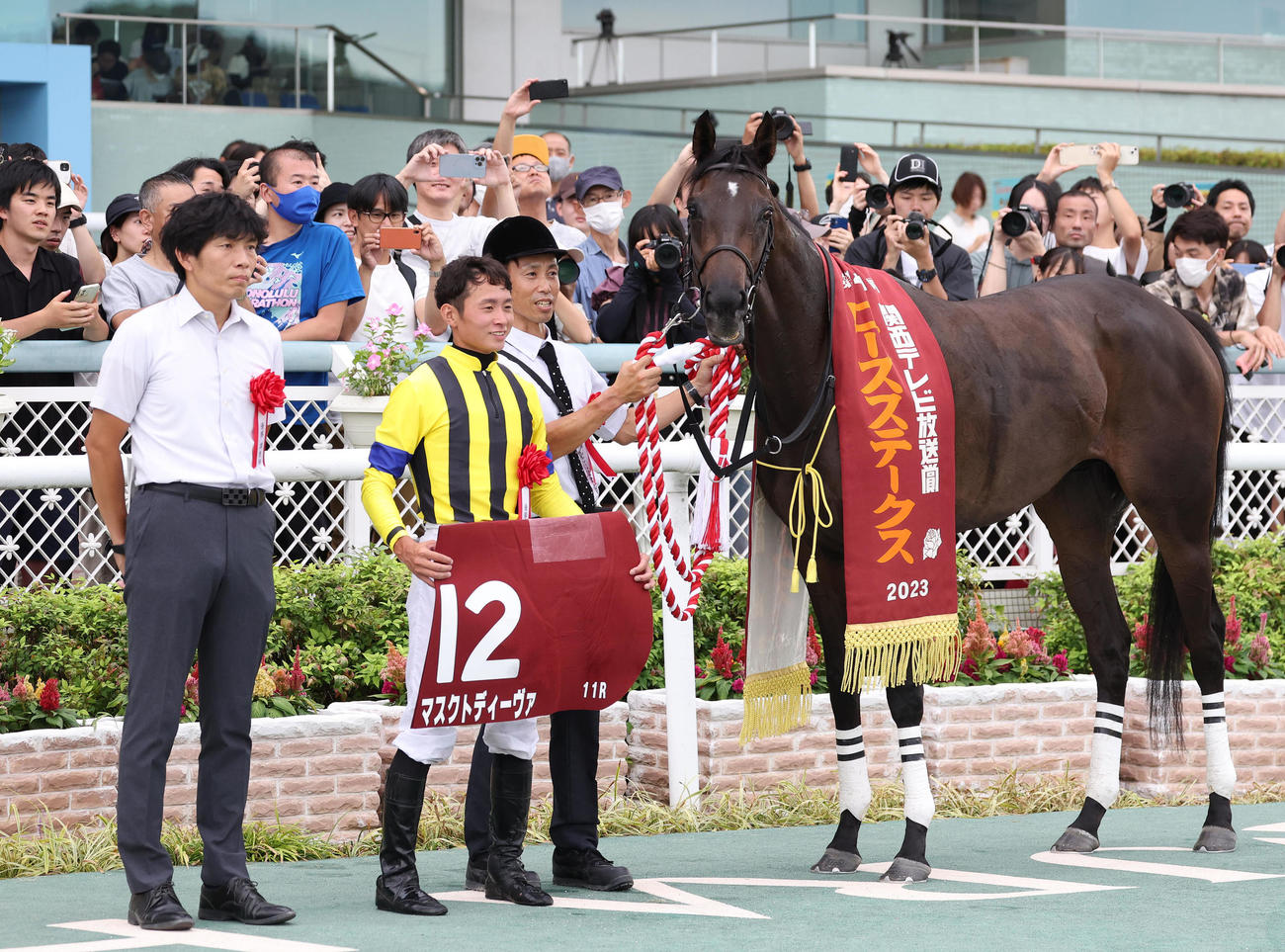 ローズSを快勝したマスクトディーヴァと口取りに並ぶ岩田望騎手（中央）（撮影・白石智彦）