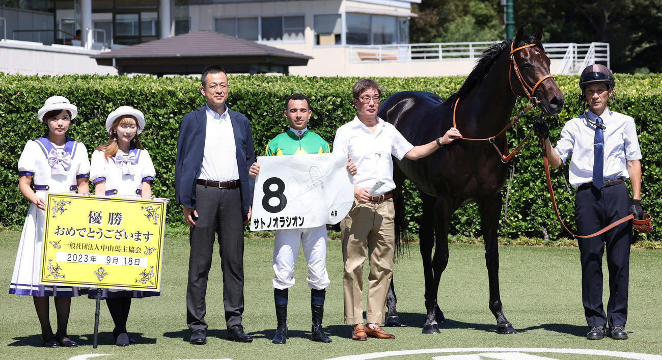 中山4R、2歳未勝利戦を制したサトノオラシオンの口取りをするモレイラ騎手と堀師（撮影・丹羽敏通）