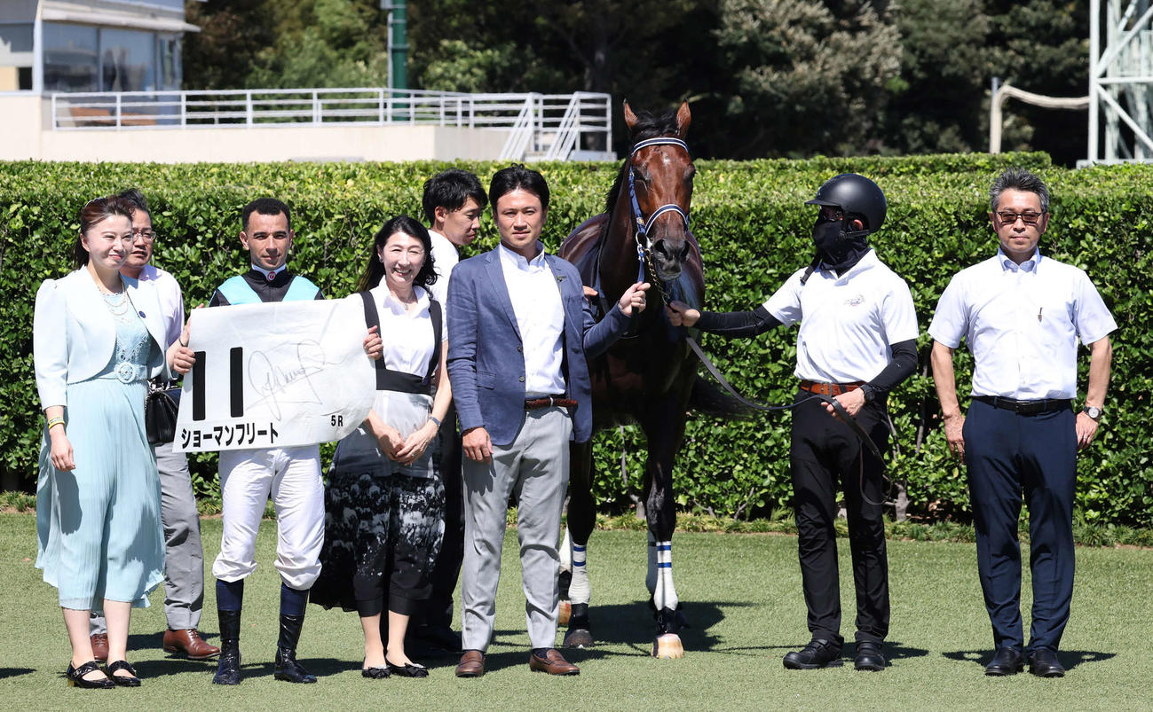 中山5R、2歳新馬戦を制したショーマンフリートの口取りをするモレイラ騎手（撮影・丹羽敏通）