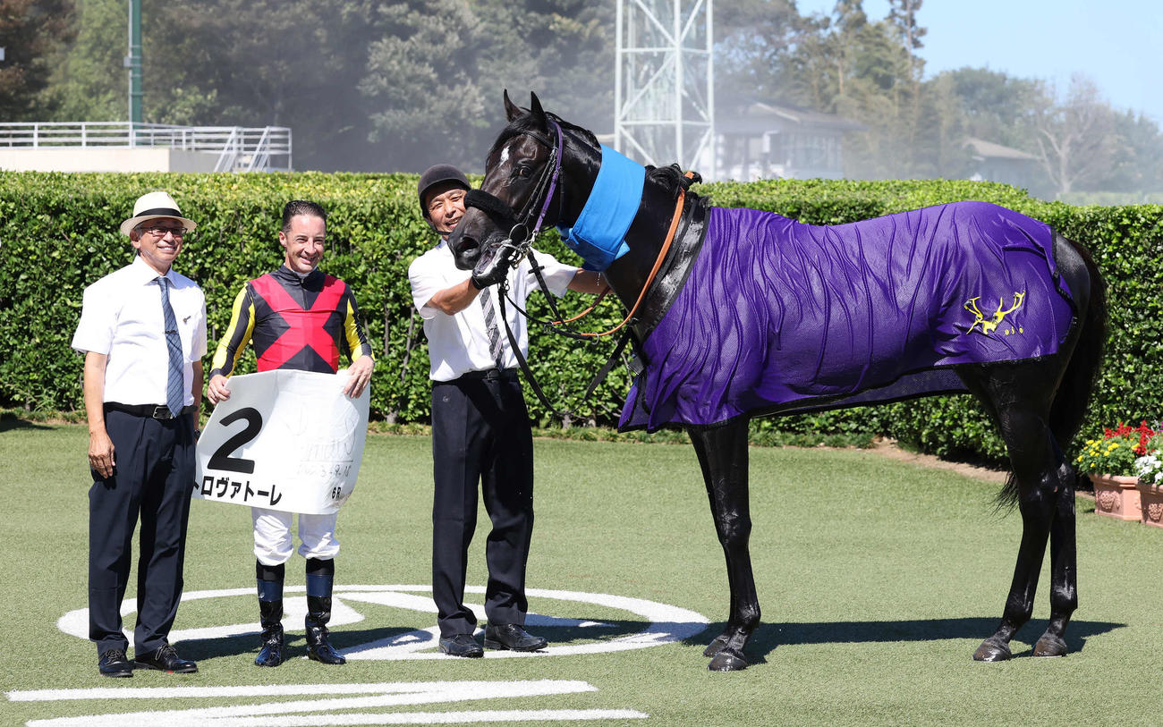中山6R新馬戦を制したトロヴァトーレの口取りをする鹿戸師とルメール騎手（撮影・丹羽敏通）