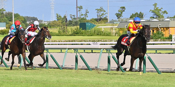 ジャスティンパレス（右）はゴール前で突き抜け神戸新聞杯を制した（撮影・和賀正仁）＝2022年9月25日、中京競馬場