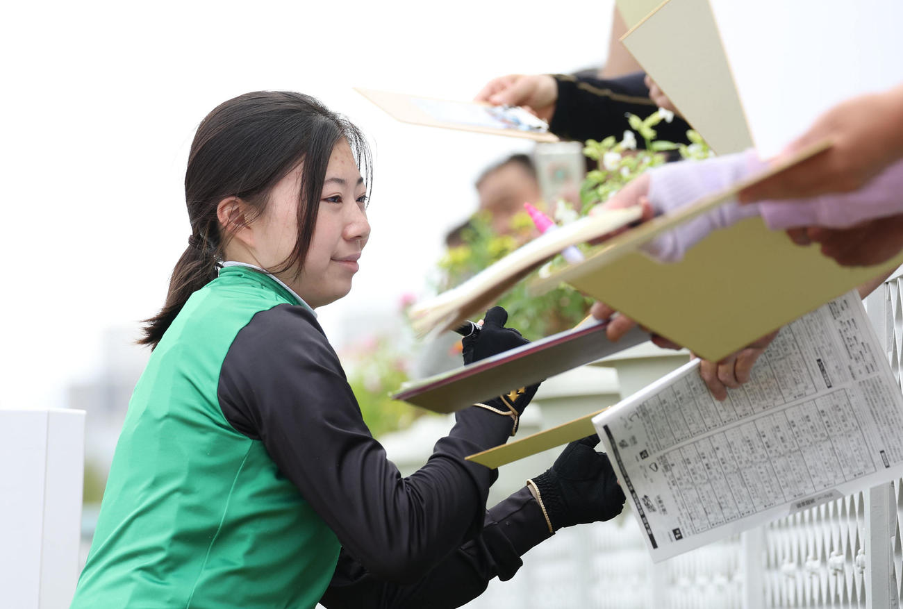 阪神4R、ファンにサインする河原田騎手（撮影・白石智彦）