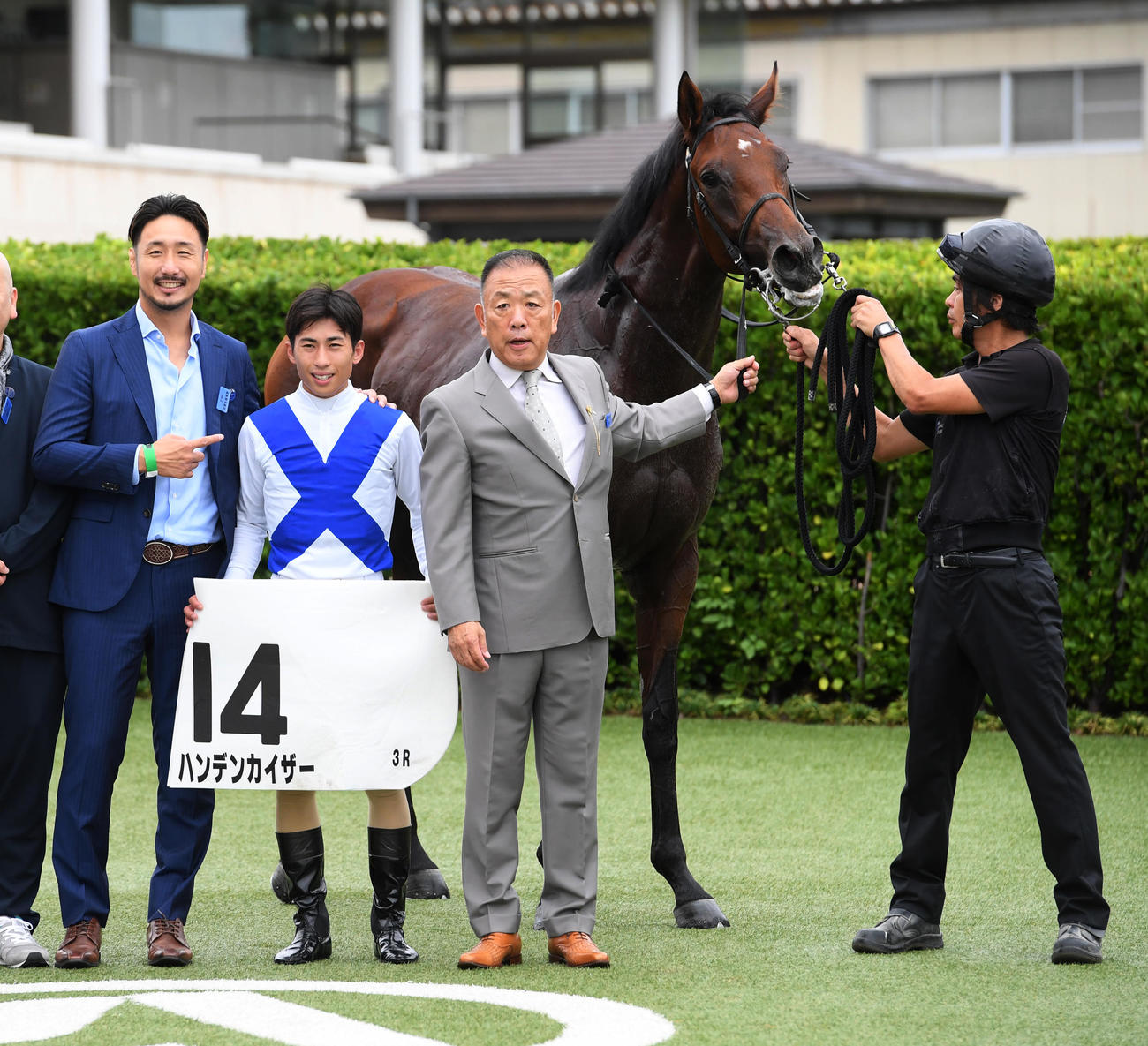 中山3R、新馬戦を制したハンデンカイザーと木幡巧騎手（左から2人目）（撮影・柴田隆二）