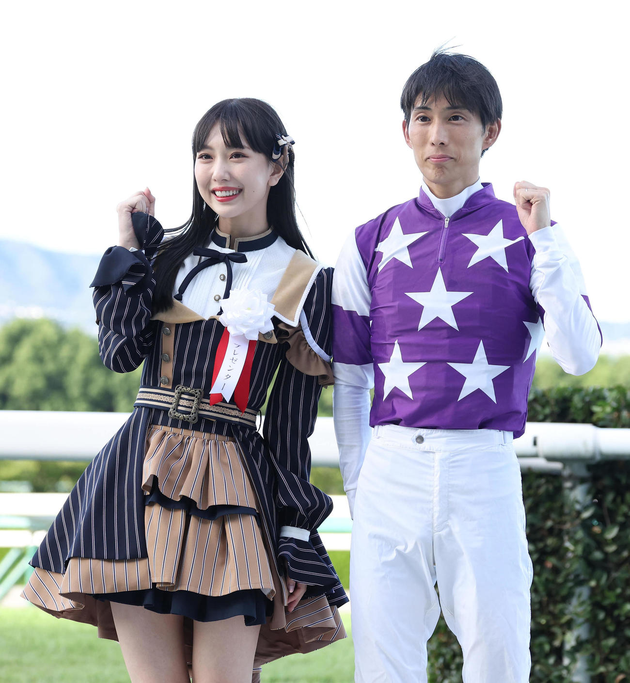 大阪スポーツ杯を制した藤岡康騎手（右）とプレゼンターのSKE48熊崎晴香（撮影・白石智彦）