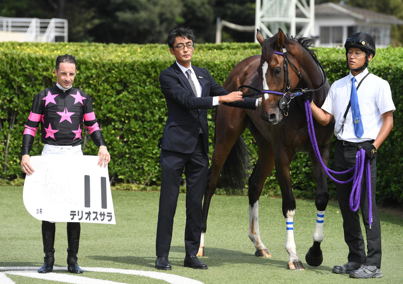 中山3R　2歳未勝利戦を制し口取りに臨むテリオスサラとルメール騎手（撮影・柴田隆二）