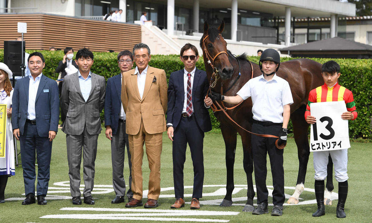 ヒストリアイの口取りに臨む新馬戦を制し米本昌史シルクレーシング代表ら関係者