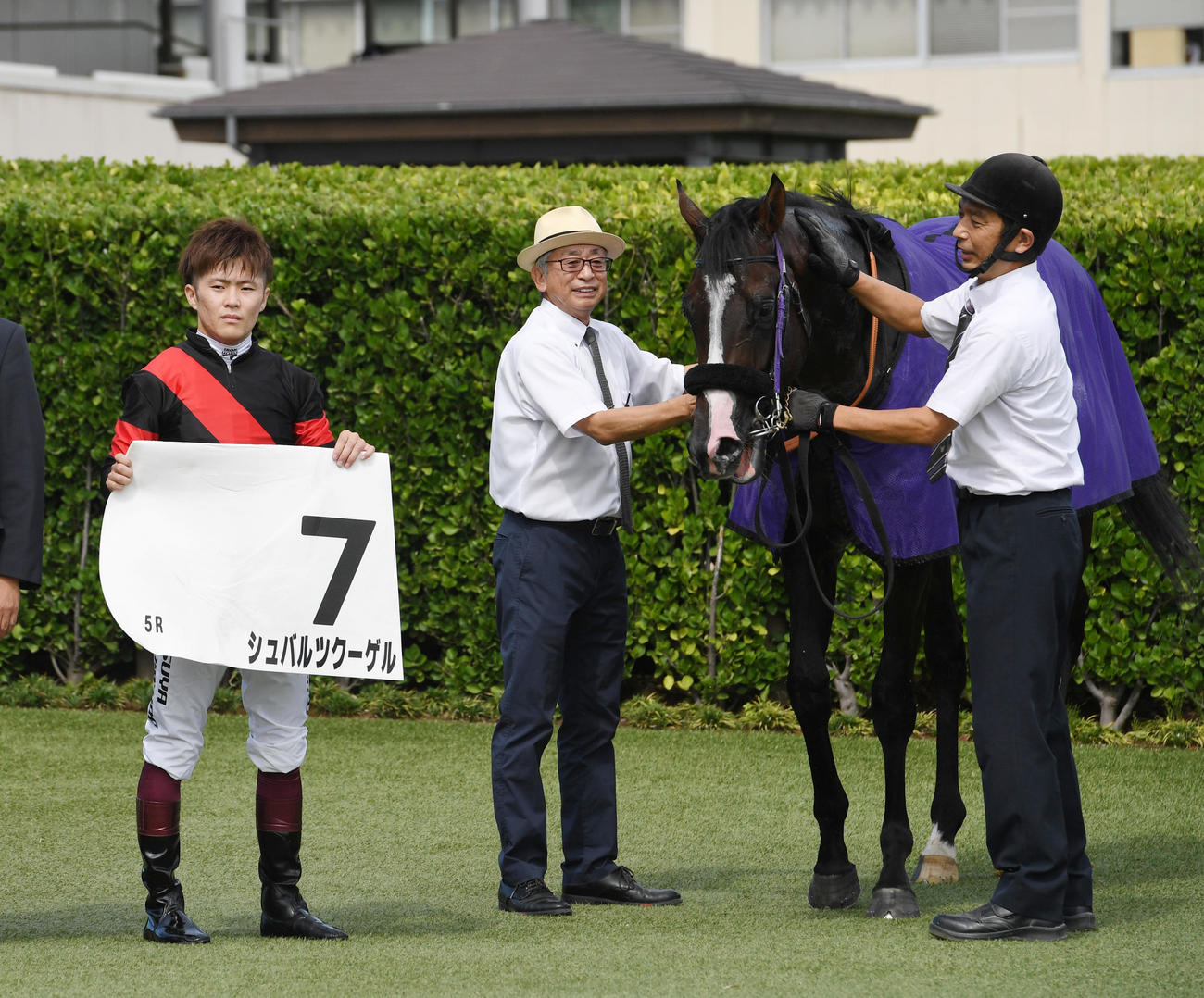 中山5R新馬戦を制したシュバルツクーゲルと、左から西村淳騎手、鹿戸調教師（撮影・柴田隆二）