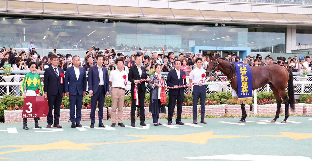 神戸新聞杯を制したサトノグランツと口取りに並ぶ川田騎手（左）（撮影・白石智彦）