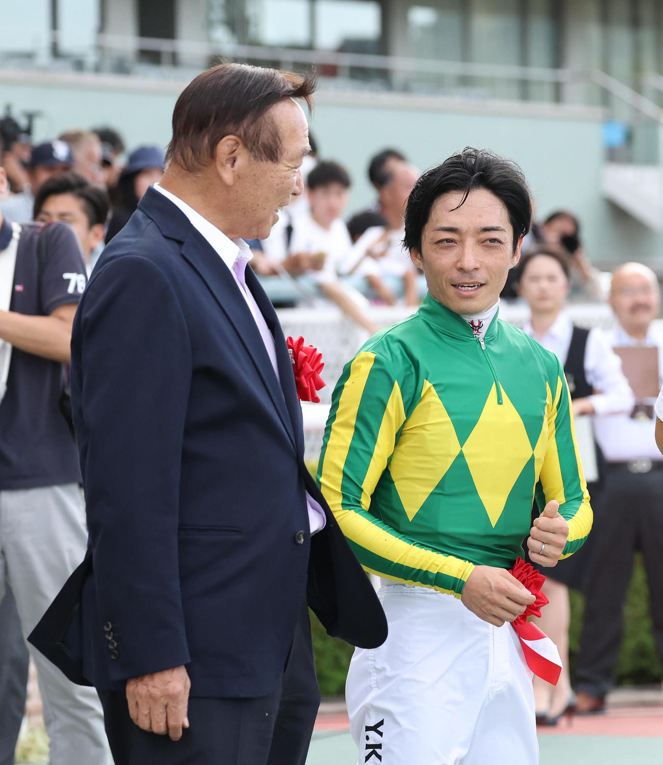 レース後、里見治オーナー（左）と話す川田騎手（撮影・白石智彦）