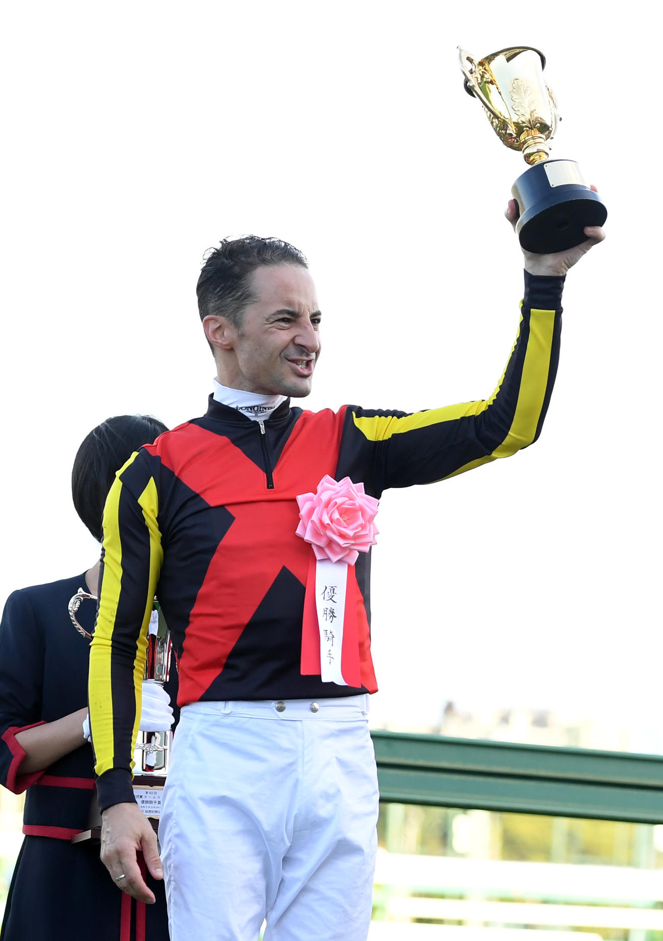 オールカマーを制したローシャムパークのルメール騎手は優勝カップを掲げる（撮影・柴田隆二）