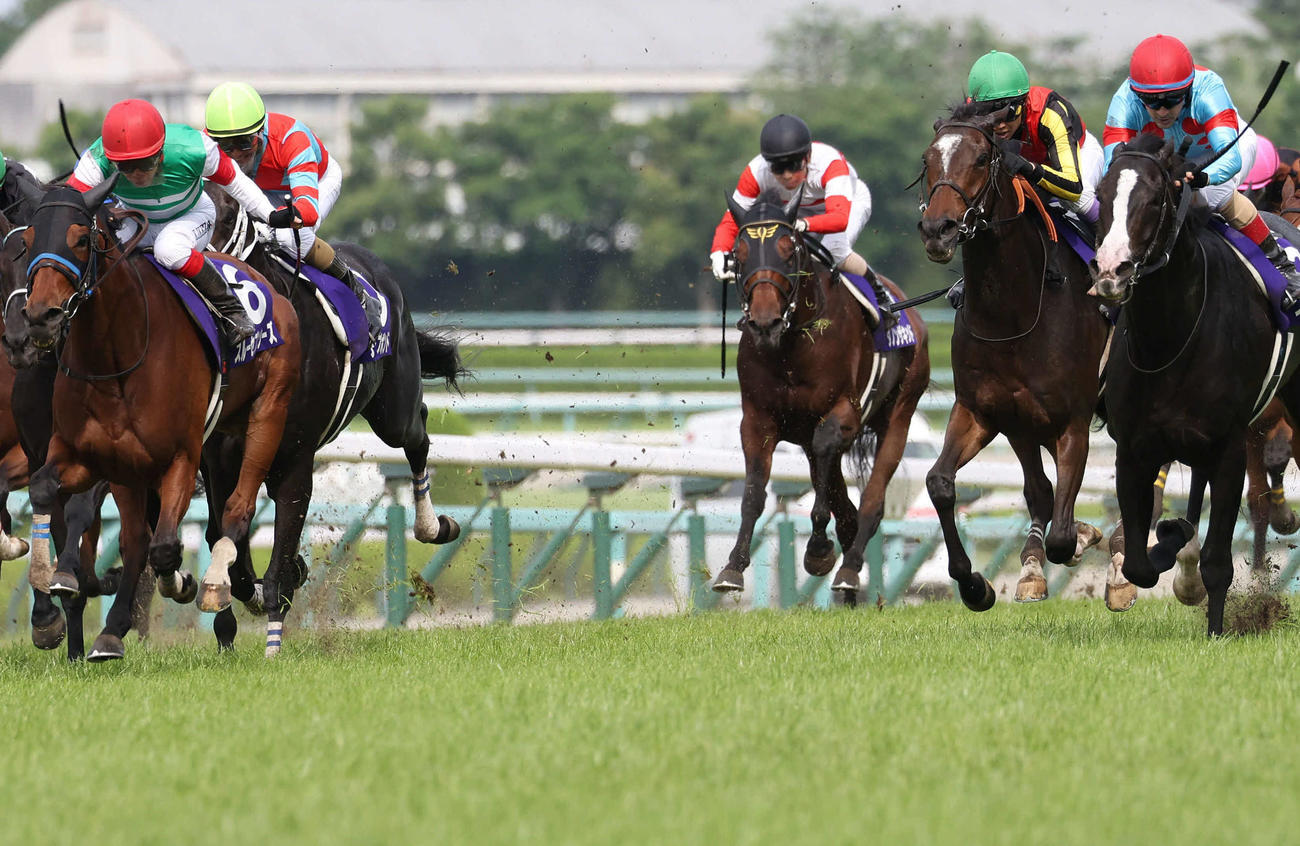宝塚記念でスルーセブンシーズ（左端）はイクイノックス（右端）に次ぐ2着だった