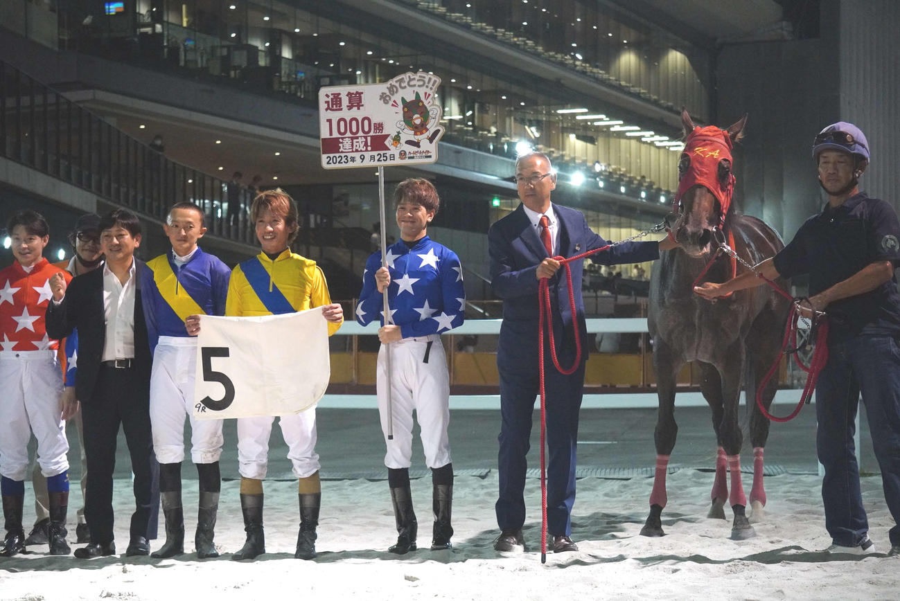 地方通算1000勝を達成した新井清重師（右から2人目）